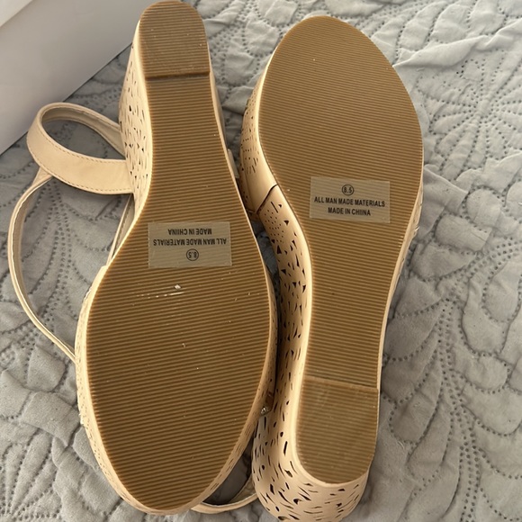 Venus new platform sandals, size 8.5 - Picture 4 of 4